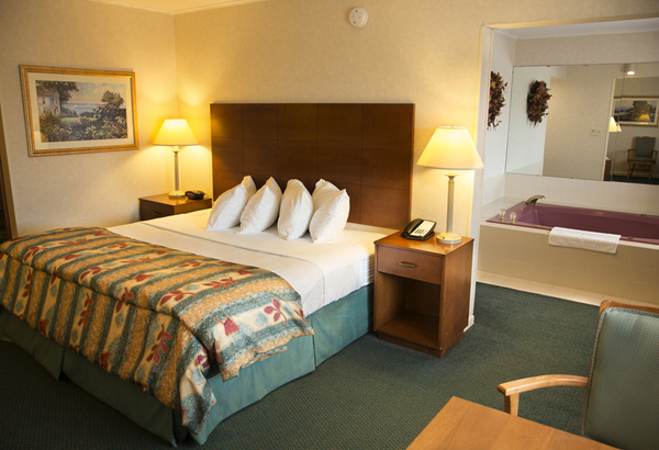 King Suite with Jetted Tub Photo 3