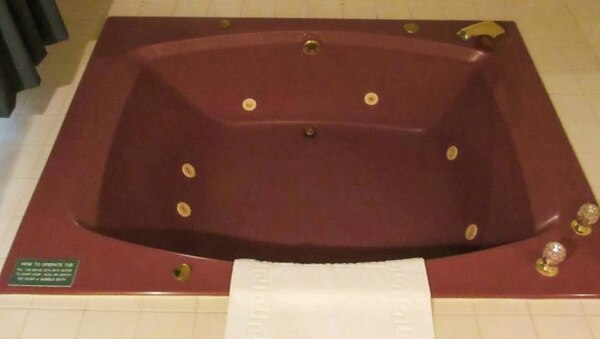 King Suite with Jetted Tub Photo 4