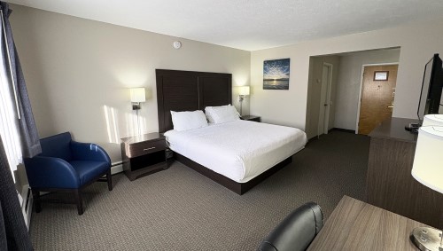 One King Bed Nonsmoking Photo 2