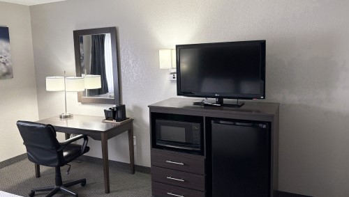 One King Bed Nonsmoking Photo 3