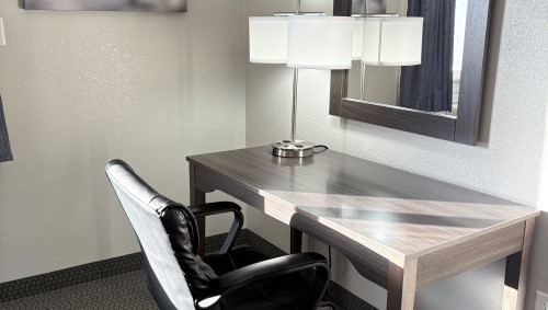 One King Bed Nonsmoking Photo 4