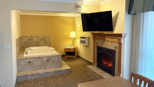 Executive King Suite with Jetted tub & Fireplace Photo 3